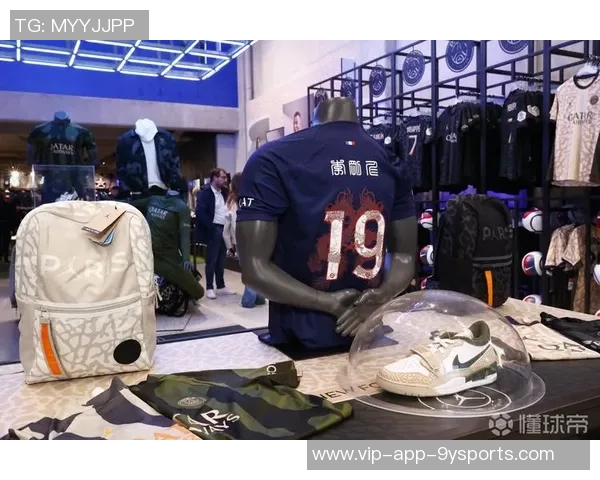 约罗身穿里尔球衣盛装出席里尔对阵巴黎比赛开球仪式 约罗身穿里尔球衣盛装出席里尔对阵巴黎比赛开球仪式