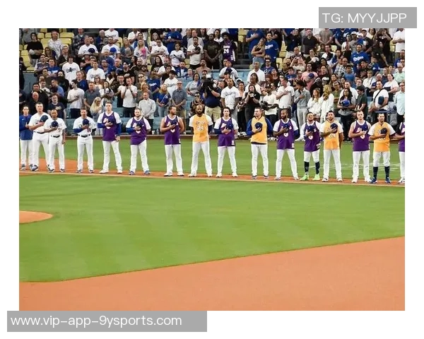 瓦妮莎携子女与坎迪斯帕克共赏道奇队晋级世界大赛精彩瞬间 瓦妮莎携子女与坎迪斯帕克共赏道奇队晋级世界大赛精彩瞬间