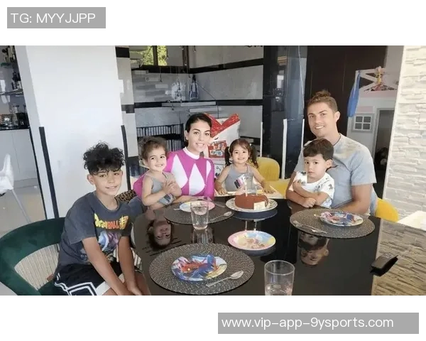 乔治娜分享迷你罗在U16国家队夺冠庆祝瞬间感慨妈妈为你感到无比骄傲