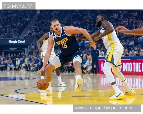 约基奇对抗训练后与裁判深入交流20分钟探讨比赛规则与判罚细节 约基奇对抗训练后与裁判深入交流20分钟探讨比赛规则与判罚细节